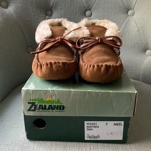 Zealand NIB Suede/Faux Shearling Maysen Slippers, sz 7